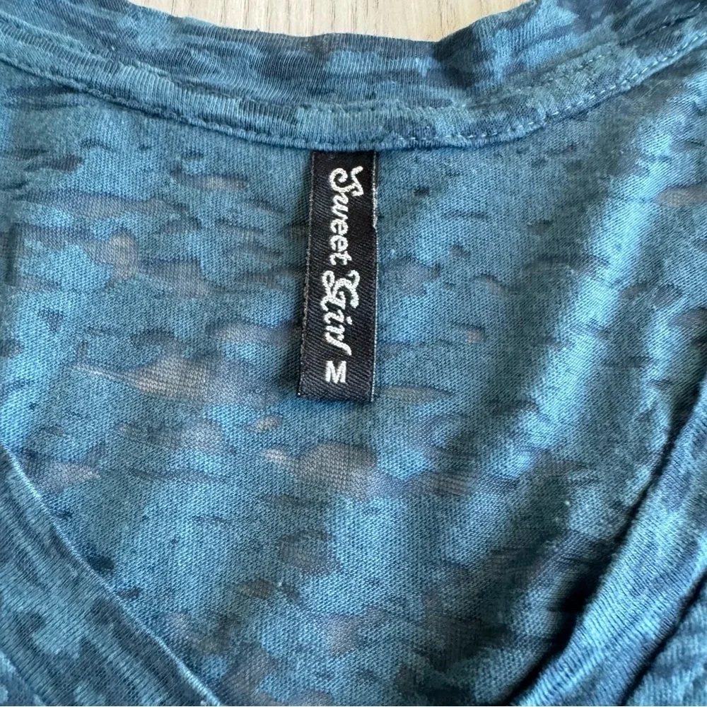 LIKE NEW! DETROIT LIONS SEMI-SHEER RHINESTONE LONG TORSO V-NECK T-SHIRT - Picture 3 of 6
